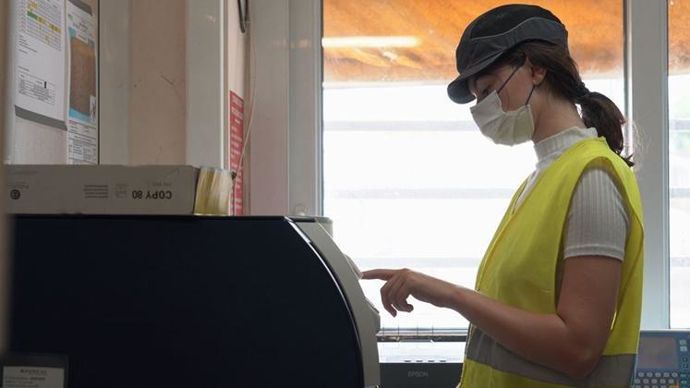 Le groupe coopératif Axéréal recrute 900 saisonniers, dont plus de la moitié dédiés à la collecte pour les sites de la coopérative et de ses filiales négoces. Ici, une jeune saisonnière de l’été 2021. ©AXEREAL.